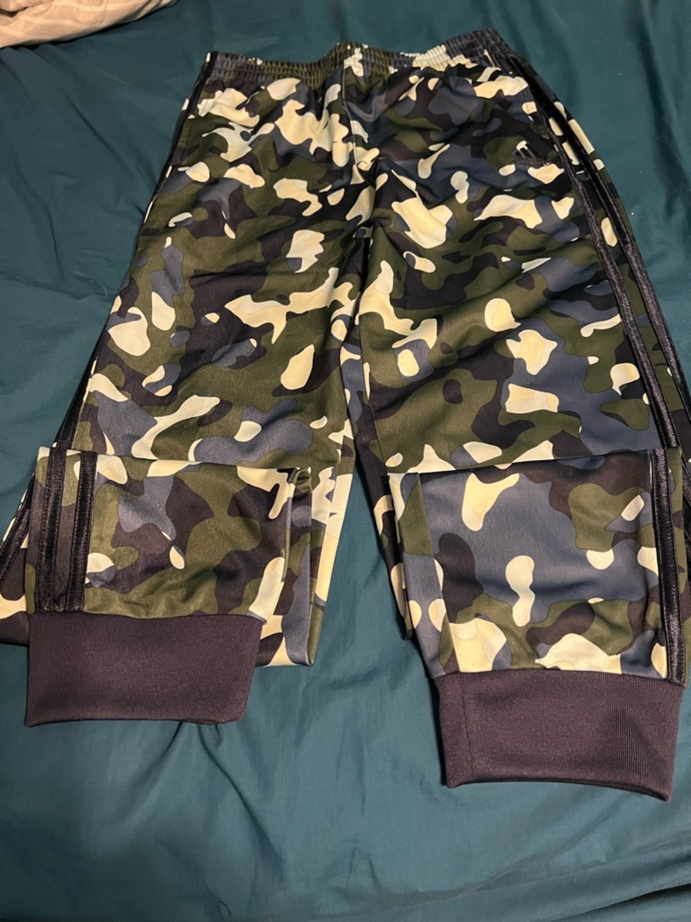 adidas Kids Camo Sweatpants in gray, navy , off White boys xl